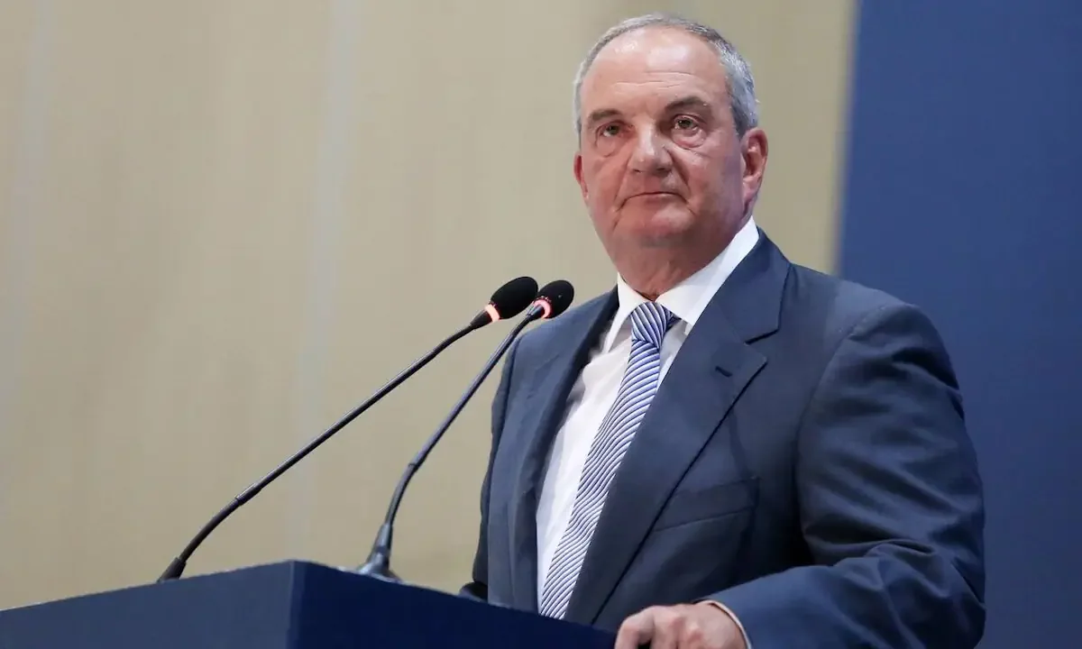 Η Ντόρα Μπακογιάννη δεν μπόρεσε με τίποτα να πείσει τον πρώην πρωθυπουργό να παραβρεθεί στο τακτικό συνέδριο της ΝΔ.