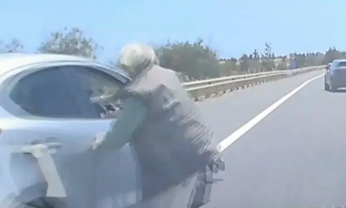 Τροχαίο στη Λάρνακα με 65χρονο στο παρμπρίζ αυτοκινήτου