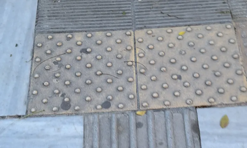 Τι είναι τα ανάγλυφα πλακάκια στα πεζοδρόμια και γιατί έχουν διαφορετικά σχέδια