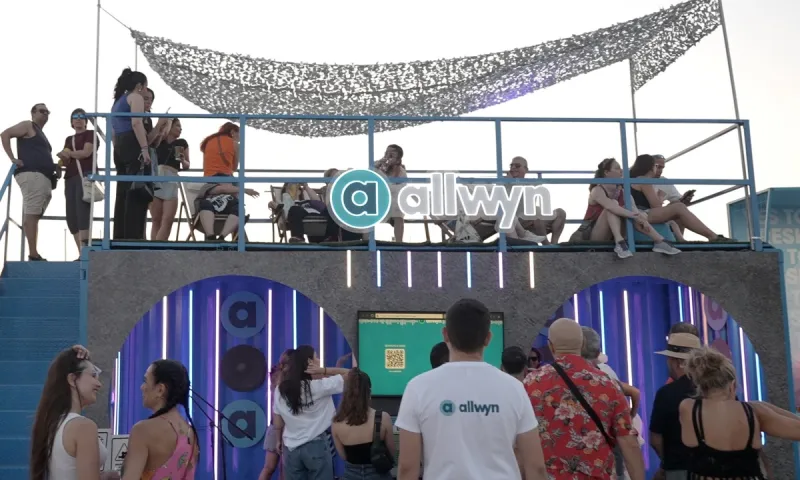 Τα πιο περίεργα πράγματα που συμβαίνουν στα live – Οι fans των Gorillaz στο Release Athens Festival αποκαλύπτουν στην Allwyn όσα δεν θα ξεχάσουν ποτέ (vid.)