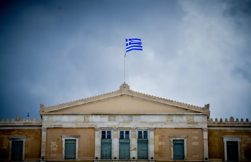 Έκθεση ΟΟΣΑ: Στα τάρταρα η εμπιστοσύνη των Ελλήνων στους θεσμούς - Δημοκρατική «χρεωκοπία» για κυβέρνηση, δικαιοσύνη και ΜΜΕ!