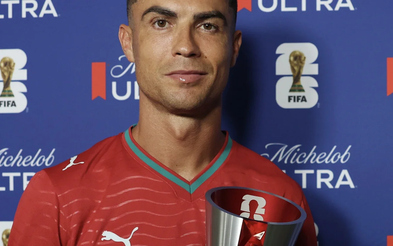 Ο Κριστιάνο Ρονάλντο με το δεύτερο βραβείο Man of the Match στο Παγκόσμιο Κύπελλο