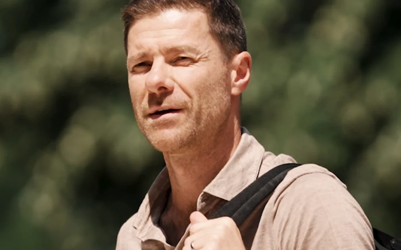 Ο Xabi Alonso κατά την πρώτη του παρουσία στο προπονητικό κέντρο της Τσέλσι.