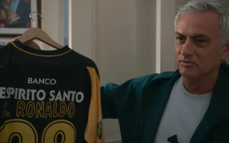 Μουρίνιο: Στο trailer του Netflix δείχνει τη μπλούζα του Κριστιάνο Ρονάλντο από τη Sporting