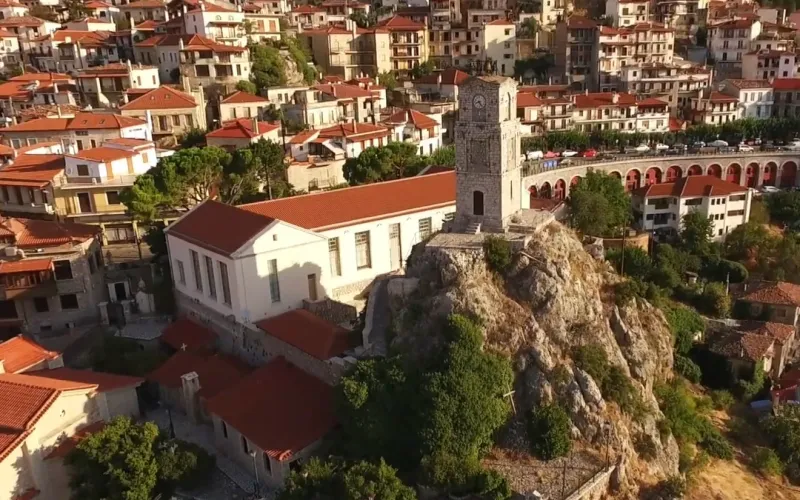 Γιατί εκκενώνεται η Αράχωβα – Τι συμβαίνει σήμερα στην πόλη