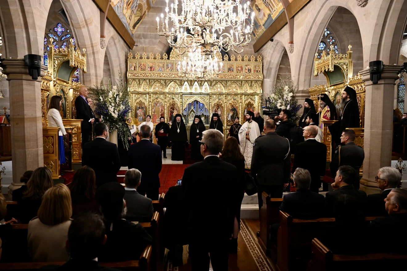 Στιγμιότυπο από εκκλησιαστική τελετή σε ναό, με ιερείς, επισήμους και πιστούς μπροστά από το τέμπλο. Η εικόνα ταιριάζει σε θέμα για εορτολόγιο και θρησκευτικές εορτές. Πηγή: ΙΝΤΙΜΕ.