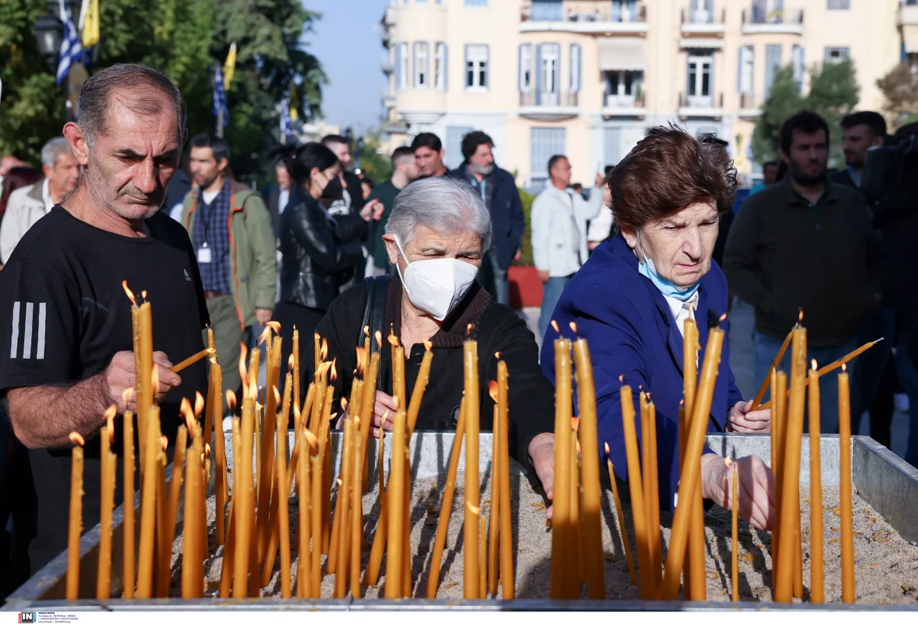 Πιστοί ανάβουν κεριά σε υπαίθριο χώρο λατρείας, συμμετέχοντας σε θρησκευτική τελετή παρουσία πλήθους κόσμου. Πηγή: INTIME.