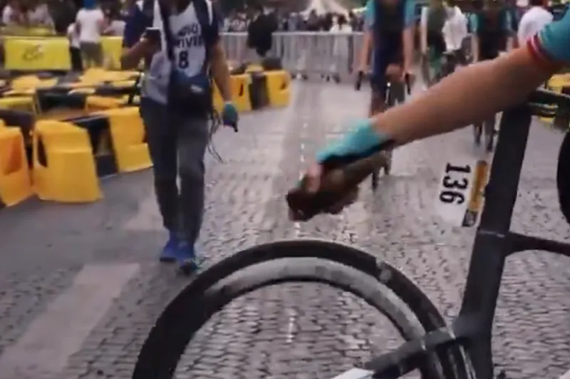 Tour de France: Άνοιξε μπύρα με το ποδήλατο και έκλεψε την παράσταση (video)