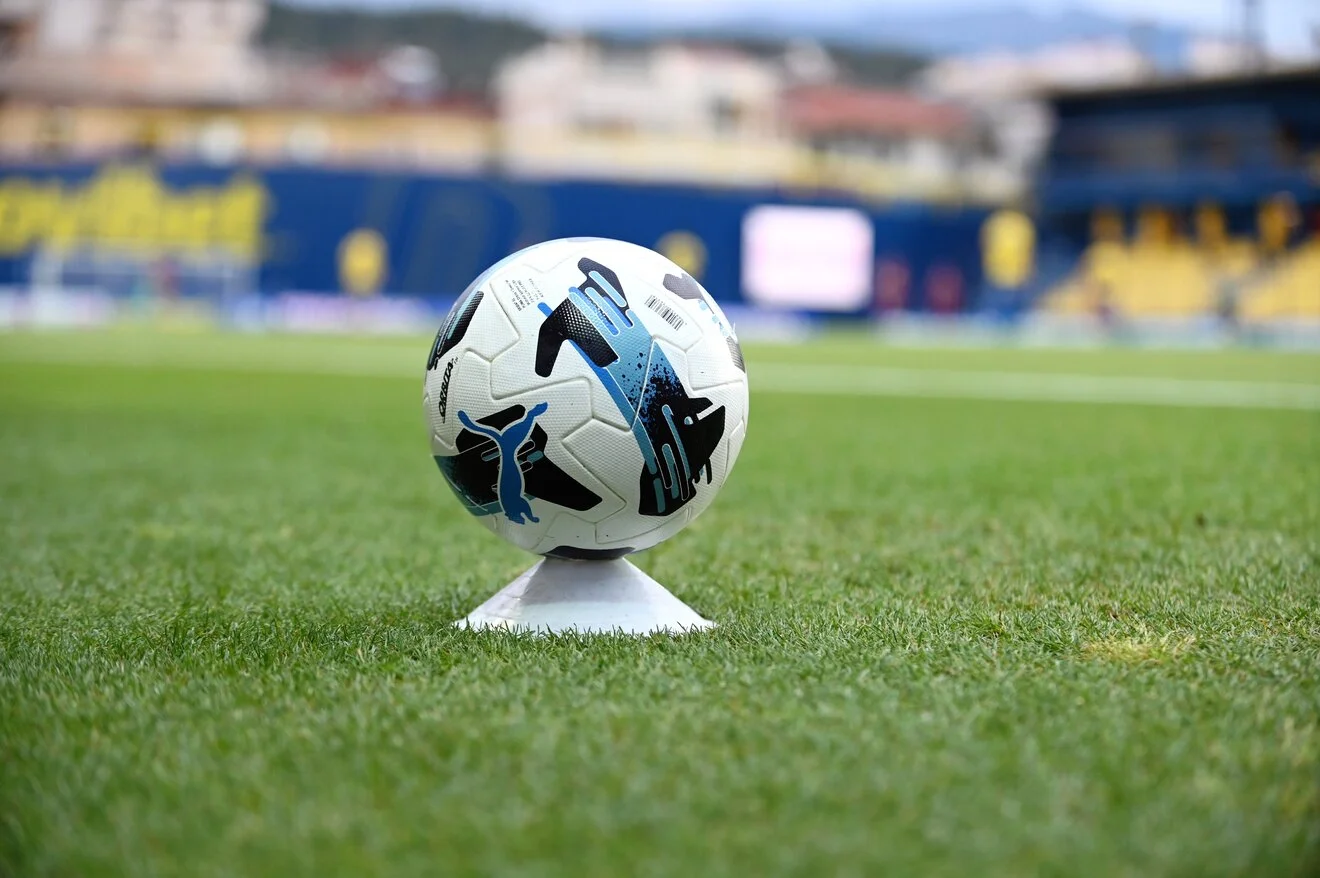 Διευθυντής επαρχιακής ομάδας της Super League, ασχολείται και με το κομμάτι της «επικοινωνίας».