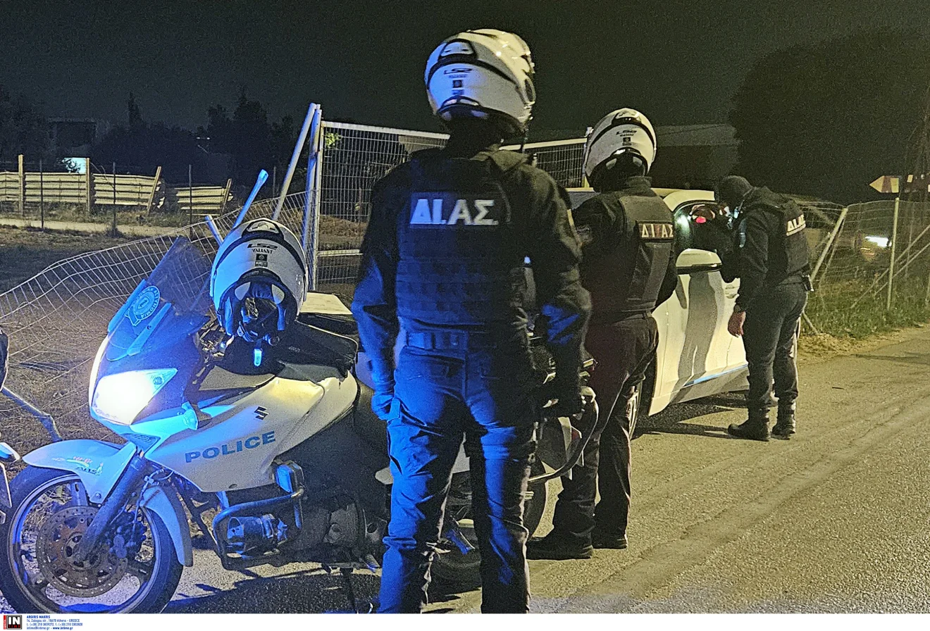 Περιγραφή εικόνας: Αστυνομικοί της ομάδας ΔΙΑΣ βρίσκονται σε σημείο επιχείρησης κατά τη διάρκεια της νύχτας, δίπλα σε υπηρεσιακές μοτοσικλέτες και όχημα. Πηγή: ΙΝΤΙΜΕ