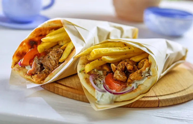 Σουβλάκι με το… σταγονόμετρο: Το εθνικό μας fast food έγινε είδος πολυτελείας
