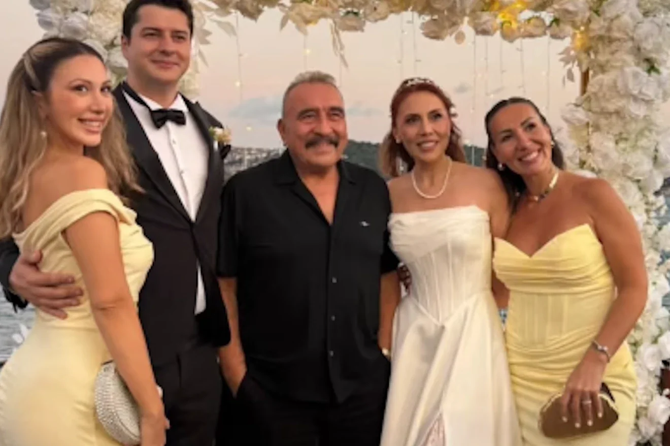 Τούρκος τραγουδιστής και οικογενειακή στιγμή σε γαμήλια τελετή