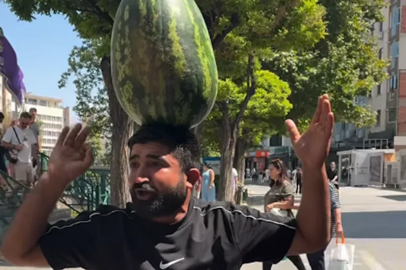 Άνδρας στην Τουρκία τρέχει, κάνει ποδήλατο και χορεύει με καρπούζι 40 κιλών στο κεφάλι (video)