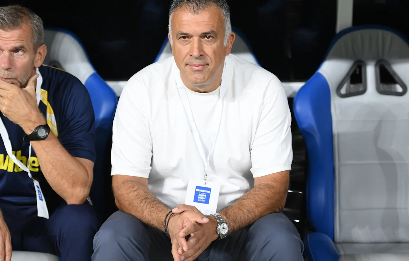 Ο Γιάννης Αναστασίου στον πάγκο του Παναιτωλικού / Φωτογραφία: Intime