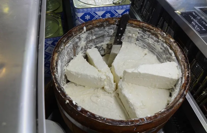 Απλησίαστη γίνεται και η φέτα: Εξαγωγές και ζωονόσοι εκτινάσσουν την τιμή της