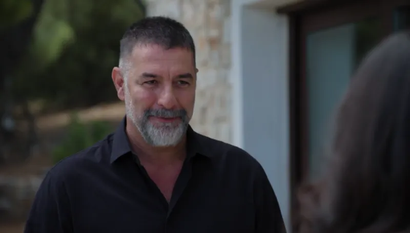 Δύο Μαύρα Πουκάμισα επόμενα επεισόδια: Το παθιασμένο φιλί που βλέπει ο Σήφης – Μανούσος και Μαρκέλλα δεν κρατιούνται