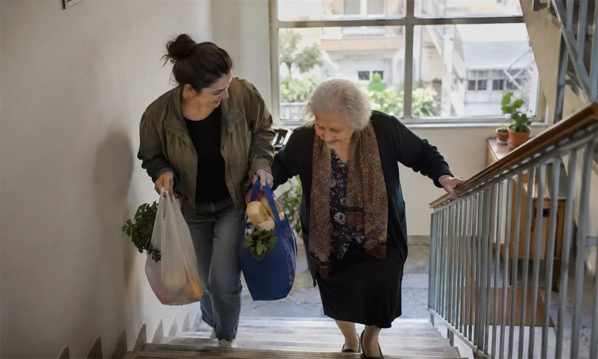 Οργανωμένο ντουλάπι με τρόφιμα και ημερομηνίες ορατές