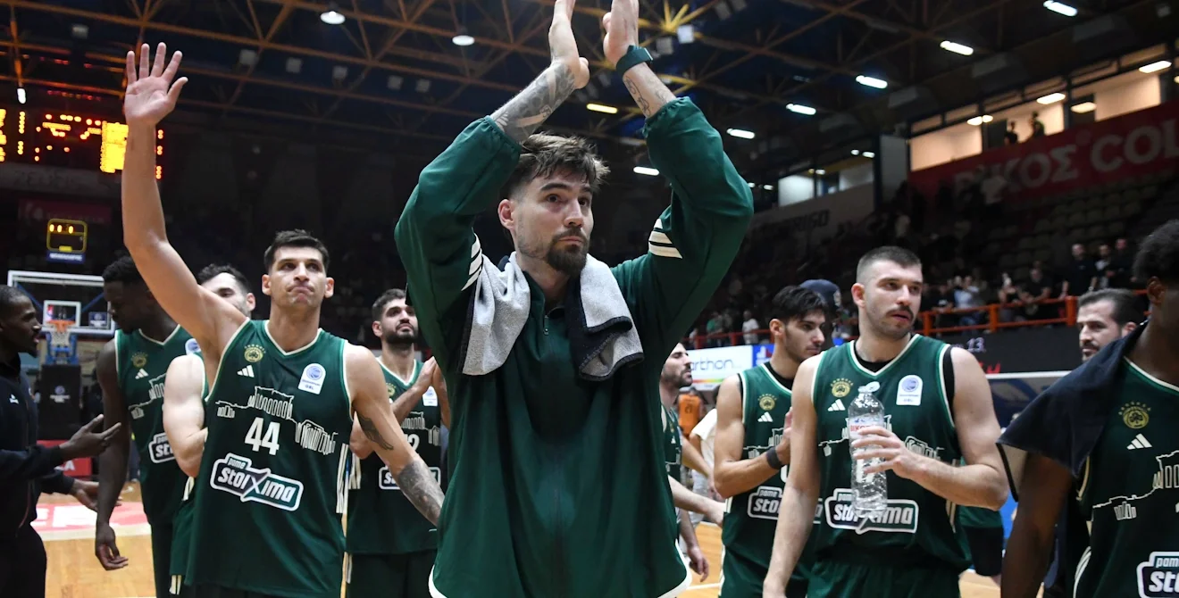 Οι παίκτες του Παναθηναϊκού χαιρετούν τον κόσμο της ομάδας στην Πάτρα / Φωτογραφία: Intime