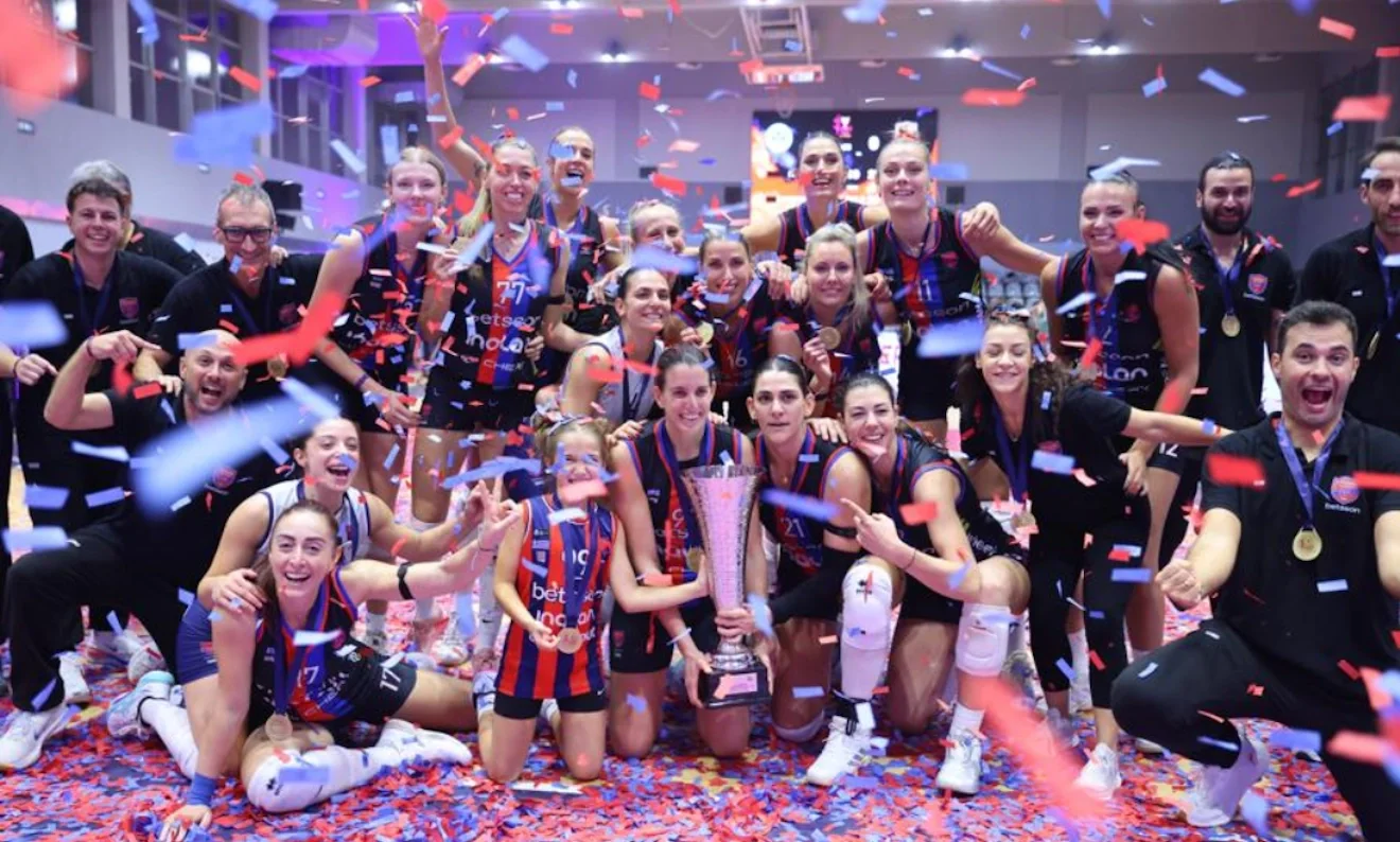 Οι παίκτριες του Πανιωνίου πανηγυρίζουν το Super Cup / Φωτογραφία: Intime