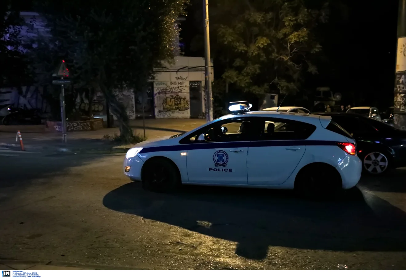 Αστυνομικό περιπολικό της Ελληνικής Αστυνομίας σε δρόμο της Αθήνας κατά τη διάρκεια της νύχτας. Πηγή: INTIME