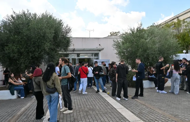 Η ακρίβεια «σκοτώνει» τα όνειρα των νέων φοιτητών - «Γολγοθάς» οι σπουδές για τη μέση οικογένεια