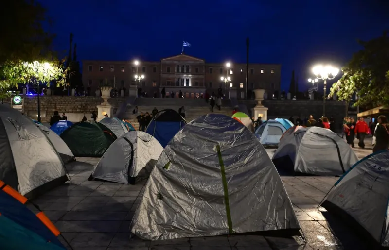 Φοιτητές: Η πραγματική αριστεία μένει άστεγη – Ολονύχτια διαμαρτυρία στο Σύνταγμα