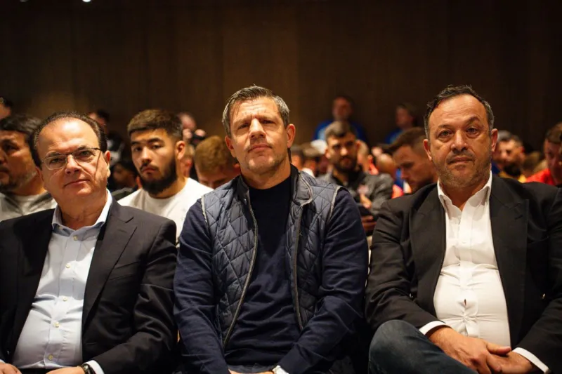 Η σέντρα της SOCCA, το θερμό καλωσόρισμα, η επική ατάκα του Τάκη Φύσσα και ο όρος του Δημάρχου
