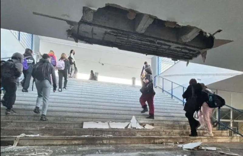 Συνεχής κίνδυνος για τα παιδιά μας – Έπεσε οροφή σε σχολείο του νέου Ηρακλείου