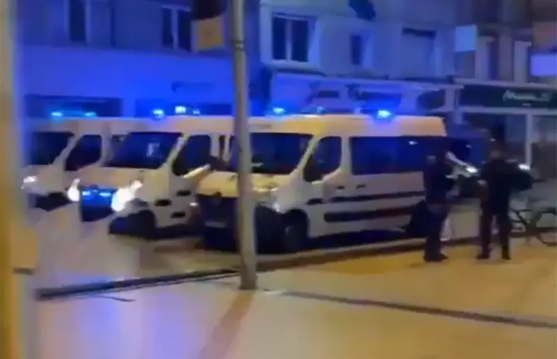 Γαλλία: Οργή για την πάνοπλη φύλαξη του ζαχαροπλαστείου της οικογένειας Μακρόν