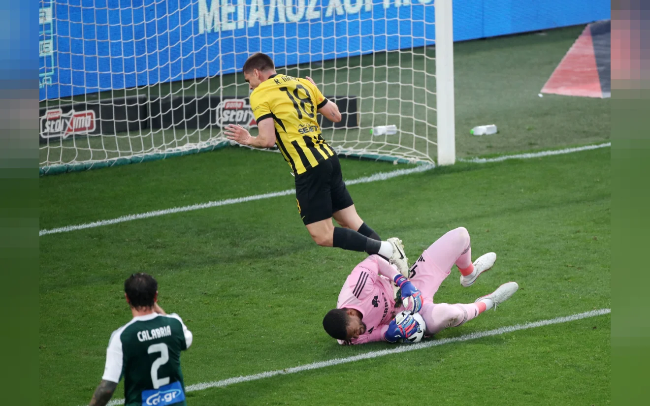 Στιγμιότυπο από αγώνα Παναθηναϊκού και ΑΕΚ