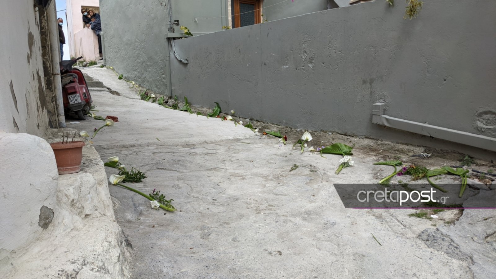 Κρήτη: Μέσα σε πολύ βαρύ κλίμα πραγματοποιήθηκε την Παρασκευή (19/3) η κηδεία του μικρού Ζαχαρία, ο οποίος έχασε τη ζωή του μετά την πτώση του σε βαρέλι με ασβεστόνερο.