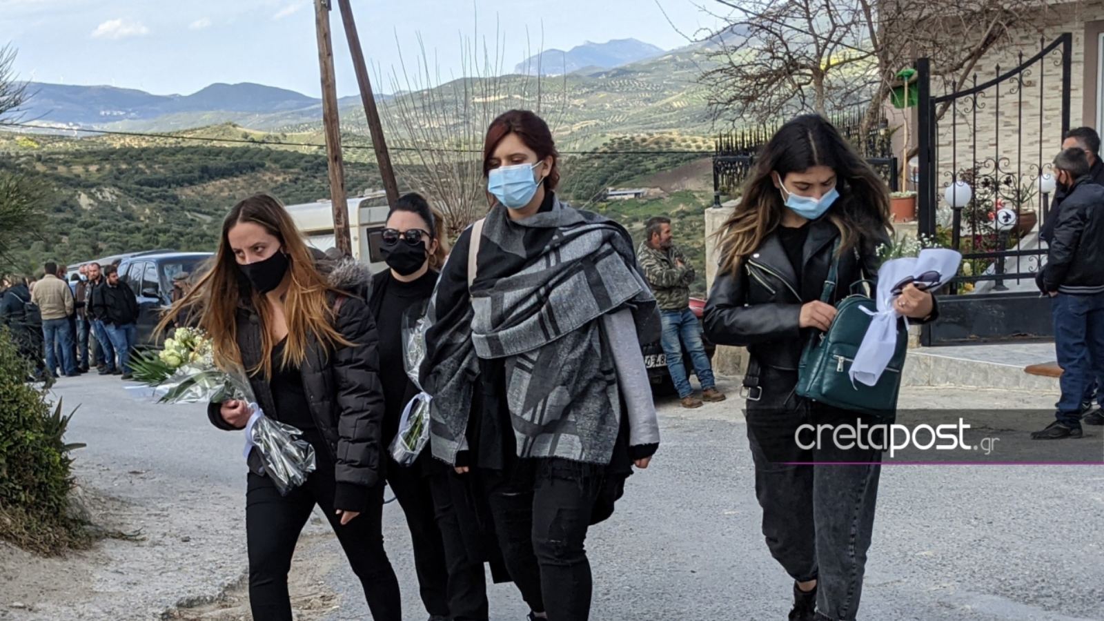 Κρήτη: Μέσα σε πολύ βαρύ κλίμα πραγματοποιήθηκε την Παρασκευή (19/3) η κηδεία του μικρού Ζαχαρία, ο οποίος έχασε τη ζωή του μετά την πτώση του σε βαρέλι με ασβεστόνερο.