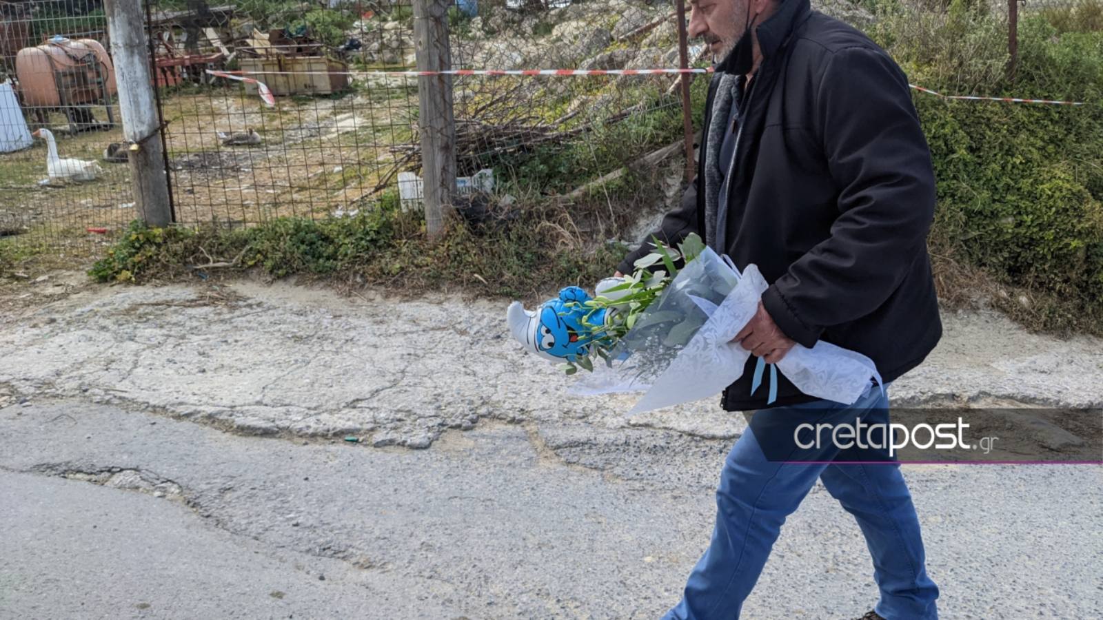 Κρήτη: Μέσα σε πολύ βαρύ κλίμα πραγματοποιήθηκε την Παρασκευή (19/3) η κηδεία του μικρού Ζαχαρία, ο οποίος έχασε τη ζωή του μετά την πτώση του σε βαρέλι με ασβεστόνερο.