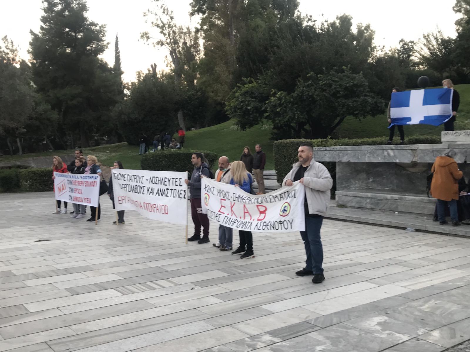 Για ένα ακόμη Σάββατο οι Υγειονομικοί υπάλληλοι διαδήλωσαν κατά του υποχρεωτικού εμβολιασμού κάνοντας και πορεία προς τη Βουλή.