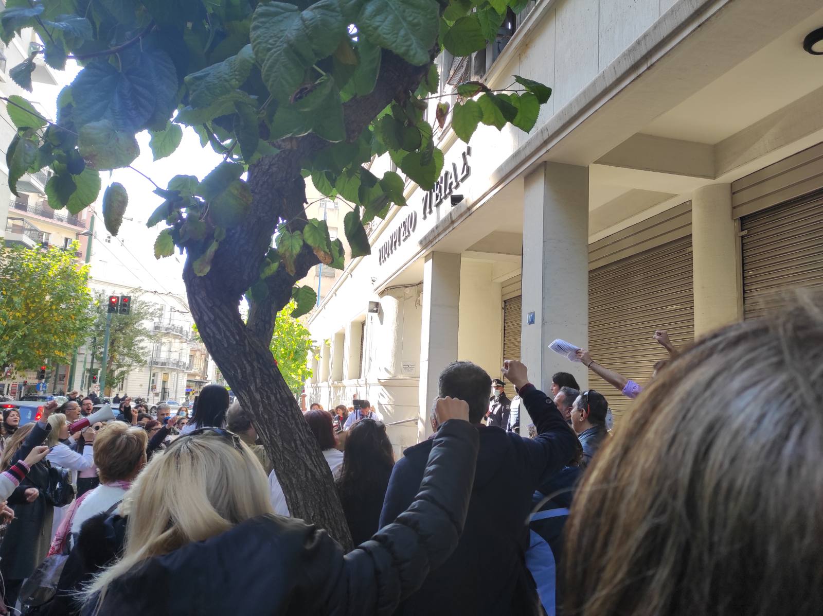 Έξω από το Υπουργείο Υγείας και τα γραφεία του ΣΥΡΙΖΑ συγκεντρώθηκαν την Πέμπτη (25/11) οι υγειονομικοί κατά του υποχρεωτικού εμβολιασμού.