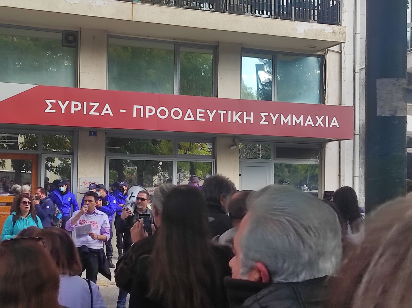 Έξω από το Υπουργείο Υγείας και τα γραφεία του ΣΥΡΙΖΑ συγκεντρώθηκαν την Πέμπτη (25/11) οι υγειονομικοί κατά του υποχρεωτικού εμβολιασμού.