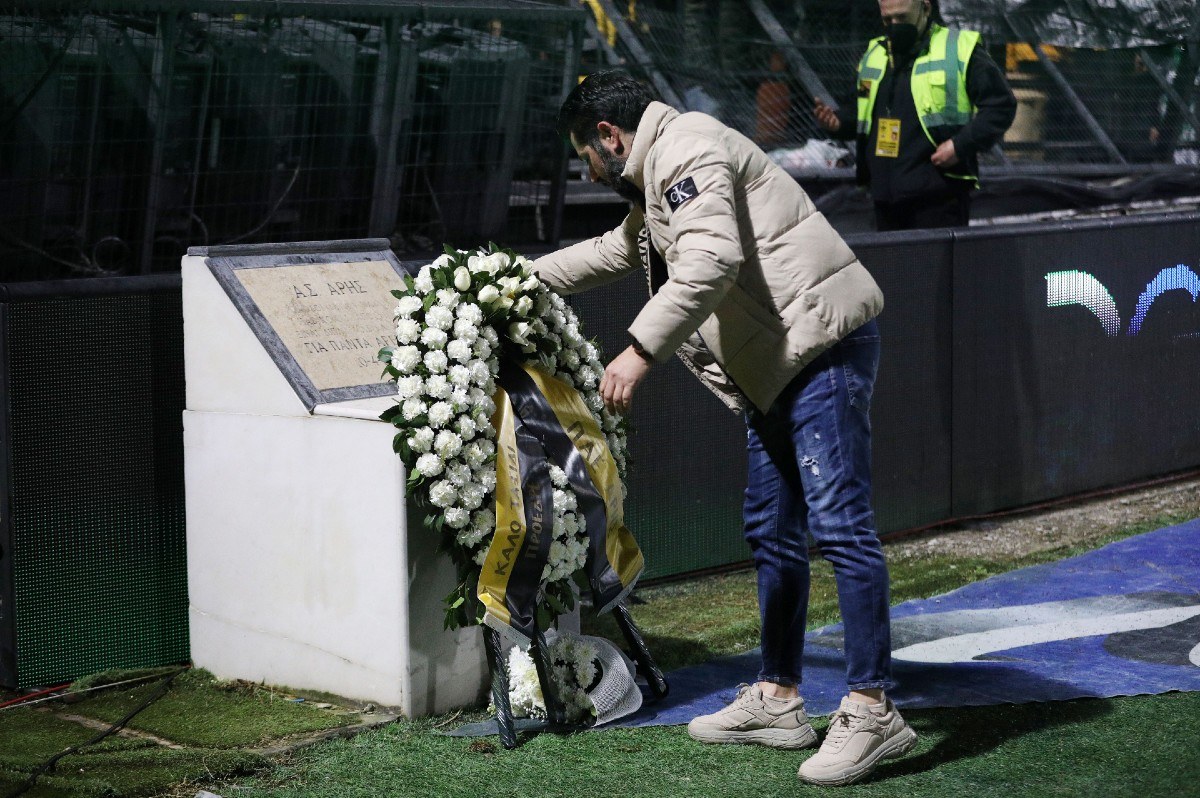Συγκινητική στιγμή λίγο πριν τη σέντρα του Άρης - ΠΑΟΚ, καθώς οι δύο ομάδες τίμησαν τη μνήμη του Άλκη και του ξάδερφου του Θόδωρου Καρυπίδη.