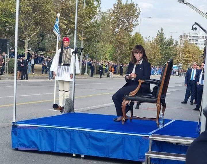28η Οκτωβρίου: Η απρέπεια της Προέδρου της Δημοκρατίας με το κινητό