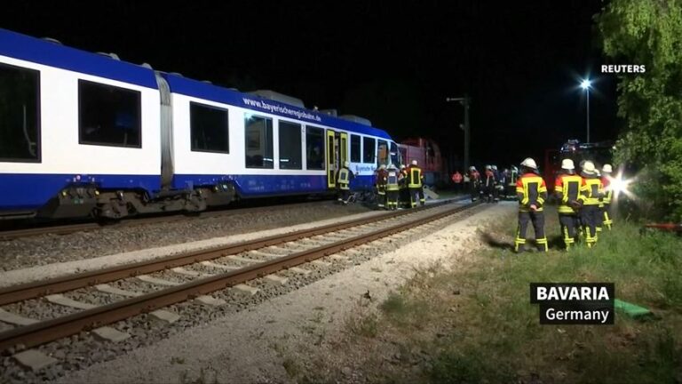Σύγκρουση τρένων στη Βαυαρία: 2 νεκροί και 14 τραυματίες (vids)