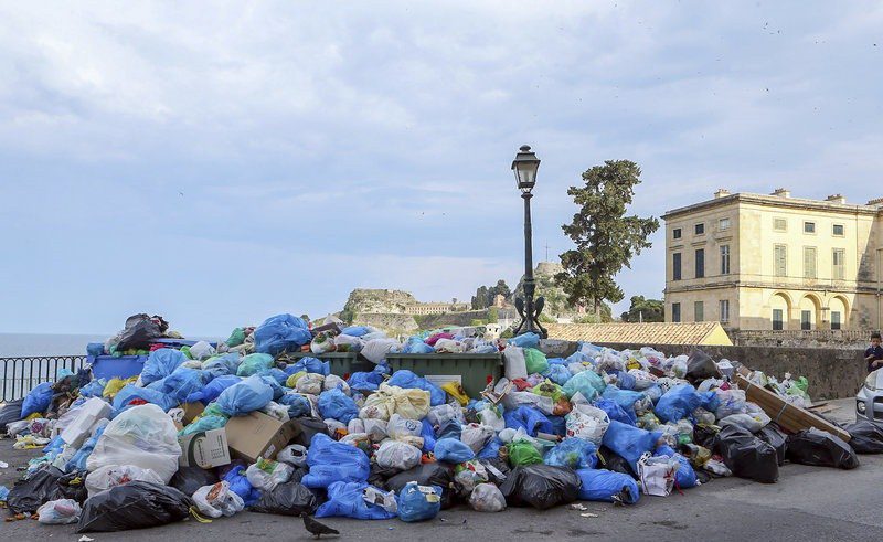 Κέρκυρα: «Πνίγεται» στα σκουπίδια το νησί