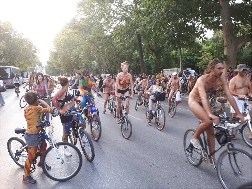 Γέμισε γυμνούς ποδηλάτες το κέντρο της Θεσσαλονίκης (vid)