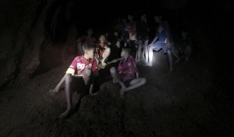 Ταϋλάνδη: Απεγκλωβίστηκαν τα τρία πρώτα παιδιά από τη σπηλιά (vid)