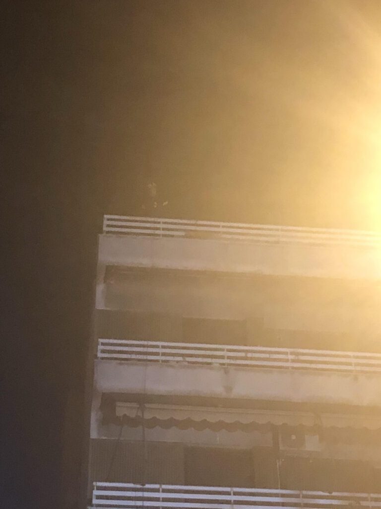 Φωτιά απέναντι απο το αστυνομικό τμήμα των Πατησίων στην Αγίας Λαύρας