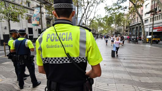 Βαρκελώνη: Άγνωστος επιτέθηκε με μαχαίρι σε αστυνομικούς
