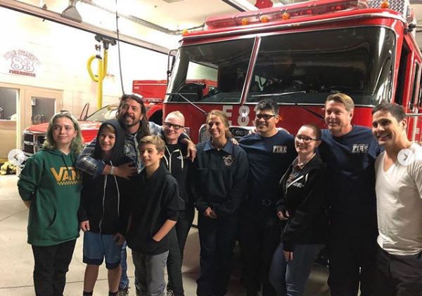 Ο Dave Grohl έκανε BBQ για τους πυροσβέστες στην Καλιφόρνια (pics)