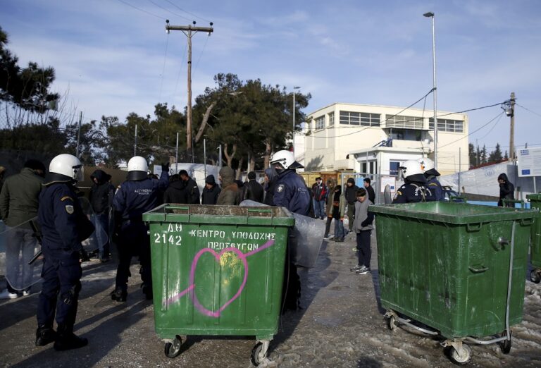 Διαμαρτυρία μεταναστών έξω από την Υπηρεσία Ασύλου