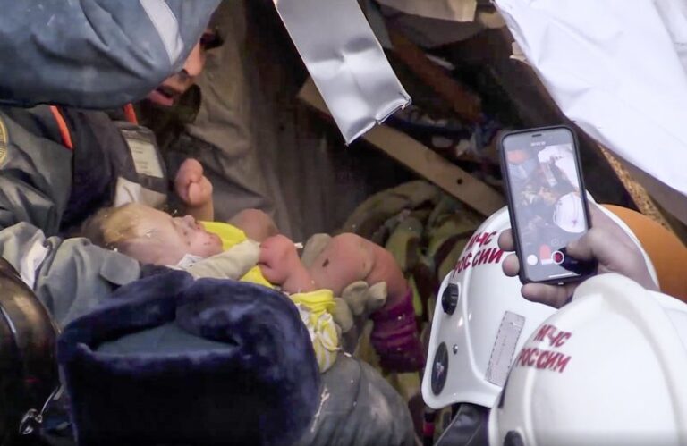Ρωσία: Έσωσαν μωρό 10 μηνών, 35 ώρες μετά την κατάρρευση κτιρίου