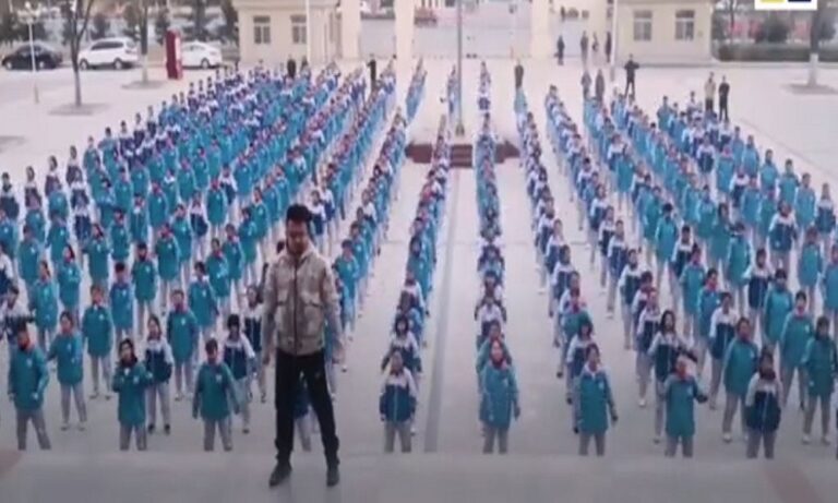 Κίνα: Απίθανη χορογραφία από 400 μαθητές (vid)