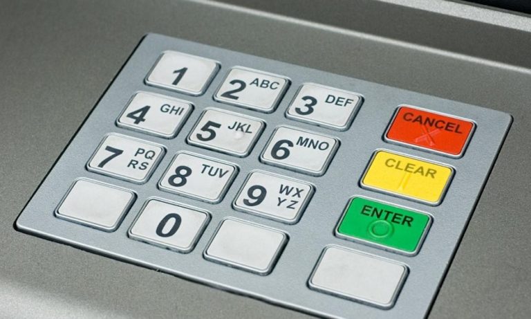 Τράπεζες: Αναλυτικά όλες οι χρεώσεις που έρχονται στα ATM (vid)