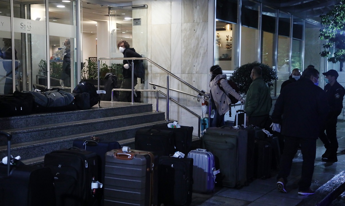 Κορονοϊός – Ελλάδα: Ακόμη 21 άτομα αναχώρησαν από το ξενοδοχείο στην Αθήνα (vid)